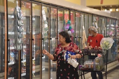 Mujer comprando en un supermercado de Rockville, Maryland