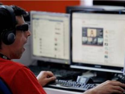 Un joven ante la pantalla de su ordenador durante una Campus Party en Valencia. EFE/Archivo