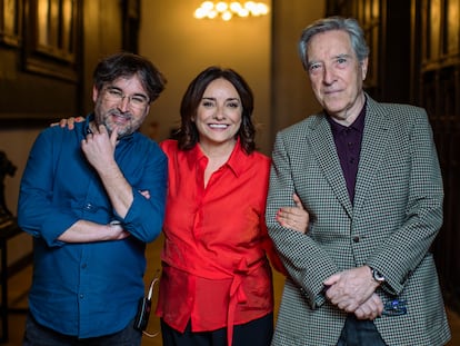 La directora del diario EL PAÍS, Pepa Bueno, junto con Jordi Évole (a la izquierda) e Iñaki Gabilondo, este jueves en el Ateneo de Madrid.