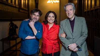 La directora del diario EL PAÍS, Pepa Bueno, junto con Jordi Évole (a la izquierda) e Iñaki Gabilondo, este jueves en el Ateneo de Madrid.