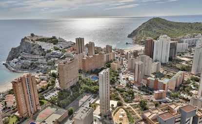 Panorámica de rascacielos y el castillo de Benidorm en noviembre de 2020.