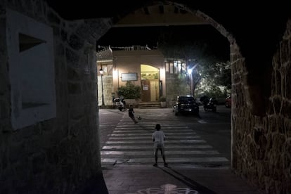 En Zorita de los Canes los niños usan de portería la entrada de la muralla.