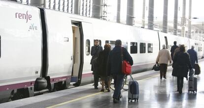 Un grupo de viajeros se dispone a subir a un tren de alta velocidad de Renfe.
