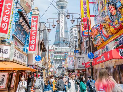 Vista de la torre Tsutenkaku en el distrito de Shinsekai, en Osaka (Japón).