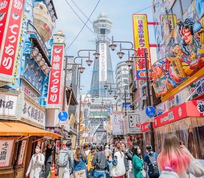 Vista de la torre Tsutenkaku en el distrito de Shinsekai, en Osaka (Japón).