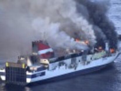 L embarcació havia salpat al migdia de Palma a València. Tres ferits de la tripulació han estat traslladats en helicòpter