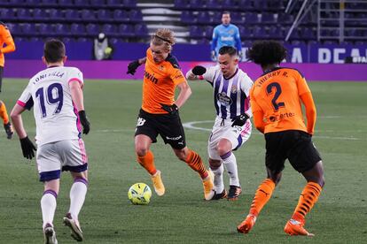 Daniel Wass y Roque Mesa pugnan por un balón en el estadio José Zorrilla.