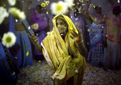 Hanuman Prasad ha elaborado él mismo la mezcla y la ha traído desde Amethi, en Uttar Pradesh, para venderla por 80 rupias al kilo, algo menos de un euro, aunque avisa que tiene una oferta especial y que comprando cinco kilos el precio es de "solo" 280 rupias. En la i magen, una mujer lanza flores al aire durante la celebración del festival Holi en Vrindavan (India).