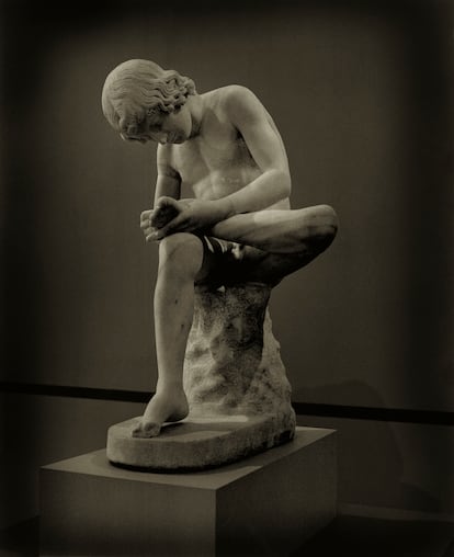 Don McCullin / Gost Books. Estatua de Spinario o Niño con espina en el Altes Museum de Berlín. 
