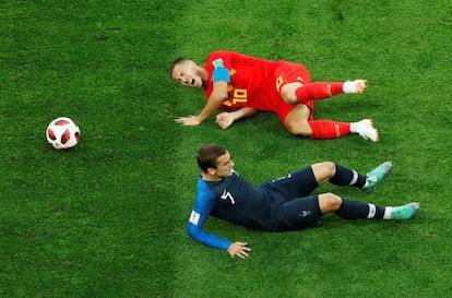 Eden Hazard y Antoine Griezmann se duelen tras un choque. 