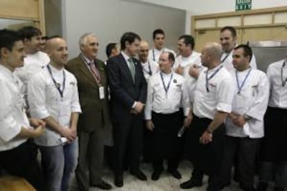 El alcalde de Salamanca, Alfonso Fernández Mañueco (c), durante el acto de promoción de la ciudad como destino turístico-gastronómico en el certamen Madrid Fusión, donde cuenta con un espacio propio, coordinado por el chef Óscar Cruz.