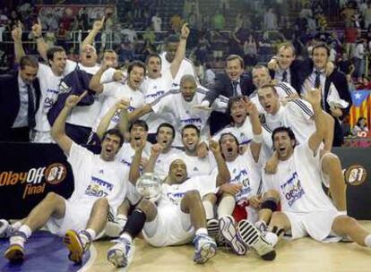 Los jugadores del Madrid festejan el título en el Palau.