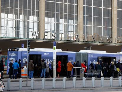 Cola ante un autobús de vacunación contra la covid en Viena, el 18 de noviembre.