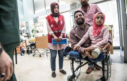 El pasado mes de julio, Maya fue trasladada a Estambul (Turquía) para iniciar un tratamiento que finalizaría con la obtención de unas prótesis para sus piernas. Ocurrió después de que las imágenes de su lucha en el campamento de la tienda en Idlib aparecieran en las redes sociales y su historia se hiciera viral.