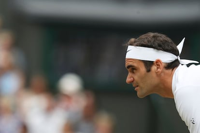 Roger Federer espera el saque del tenista croata Marin Cilic.