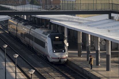 La Consejería de Transportes cree que a finales de este año los viajeros notarán un pequeño avance. El servicio se recortará en 30 minutos gracias a la finalización del tramo Plasencia-Badajoz. En la imagen, un tren en el andén de la estación de ferrocarril de Badajoz.