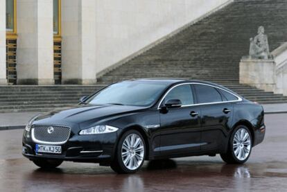 La fuerza del frontal, que actualiza el rostro de Jaguar, y la luneta trasera muy tendida distinguen al nuevo XJ.