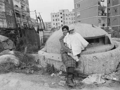 Una mujer posa con su hija junto a un búnker en 1997.