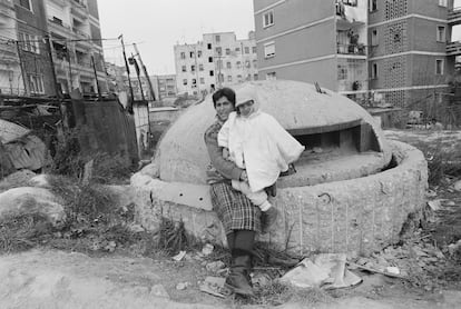 Una mujer posa con su hija junto a un búnker en 1997.