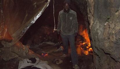 Buback, un maliense de 17 años, en la cueva donde duerme esperando a saltar la frontera.