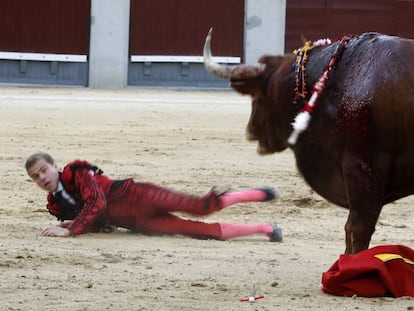 Javier Cortés, tras ser cogido por el quinto toro de la tarde.