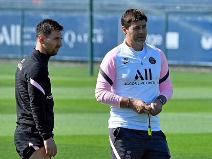 Pochettino junto a Messi en un entrenamiento del PSG la temporada pasada.