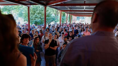 Varias personas esperan a las puertas del IES África en Fuenlabarada, Madrid, para llevar a cabo las oposiciones a profesor.