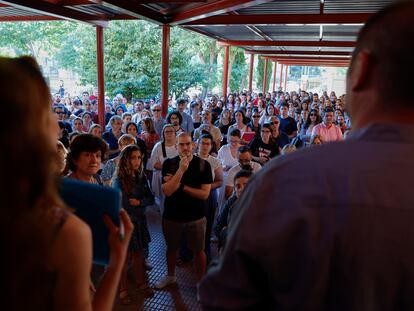 Varias personas esperan a las puertas del IES África en Fuenlabarada, Madrid, para llevar a cabo las oposiciones a profesor.