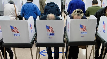 Ciudadanos votan en un centro en el Estado de Maryland este viernes.