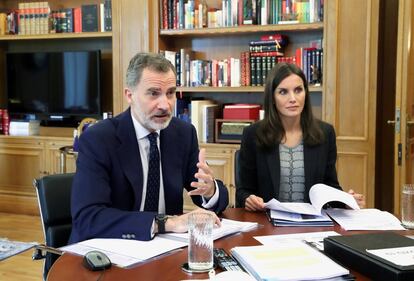 El rey Felipe y la reina Letizia atendieron este lunes desde la Zarzuela y por videoconferencia, como viene siendo habitual desde que se decretó el estado de alarma, a personalidades del sector de la agenda digital e inteligencia artificial.