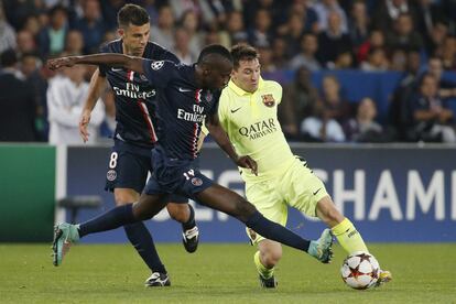 Los Jugadores del París Saint-Germain Blaise Matuidi (c) y Thiago Motta (izda) pelean el balon con el argentino del FC Barcelona, ​​Leo Messi.