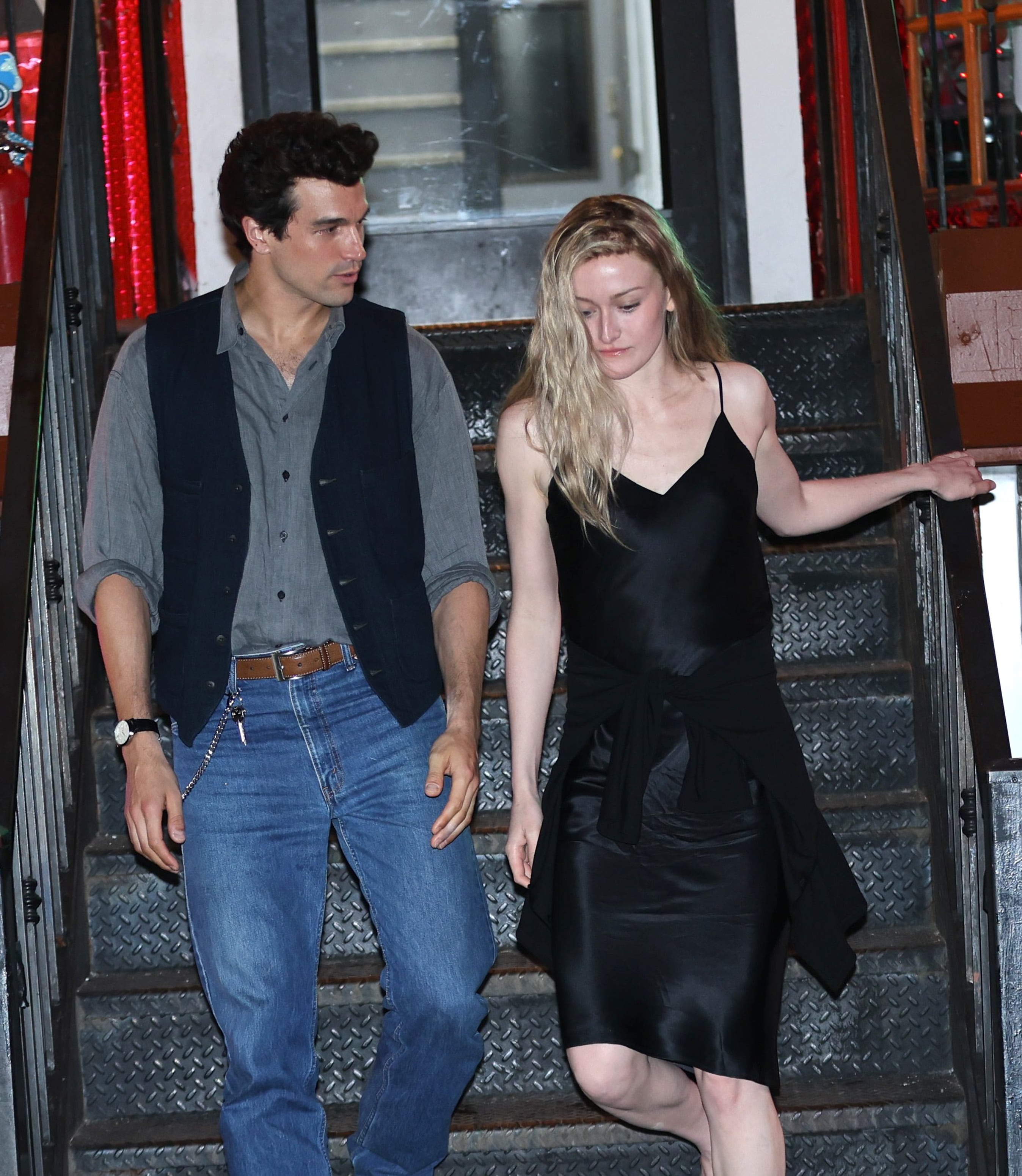 Jack Schlossberg, nieto de John F. Kennedy, acusa a Ryan Murphy de ganar millones a costa de su familia 2 Los actores Paul Kelly y Sarah Pidgeon, como JFK Jr. y Carolyn Bessette, durante el rodaje de 'American Love Story', el 18 de junio de 2025 en Manhattan.
