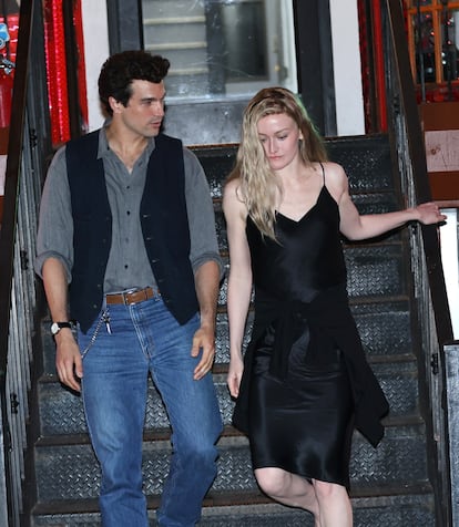 Los actores Paul Kelly y Sarah Pidgeon, como JFK Jr. y Carolyn Bessette, durante el rodaje de 'American Love Story', el 18 de junio de 2025 en Manhattan.
