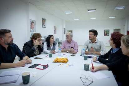 Los afiliados del PSOE, en la Casa del Pueblo de Rota, debatiendo sobre la carta de Sánchez.