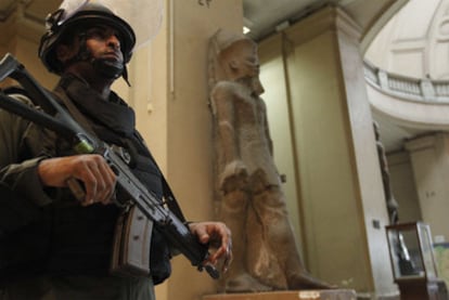 Un soldado de las fuerzas especiales egipcias monta guardia en la sala principal del Museo Egipcio, ayer en El Cairo.