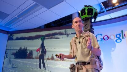 Luc Vincent, de Google, muestra 'Trekker', el nuevo equipo para tomar imágenes en lugares donde no llegan los vehiculos para Street View.