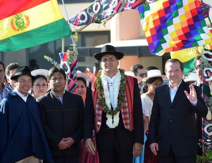 El presidente de Ecuador, Rafael Correa (c), el canciller ecuatoriano, Ricardo Pati&ntilde;o (d) y su hom&oacute;logo boliviano, David Choquehuanca (2-i) en Cochabamba,