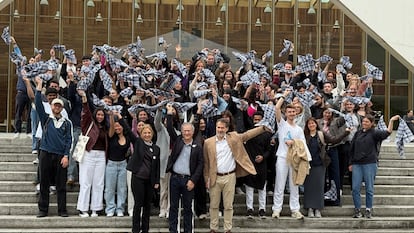El rector de la UPV/EHU, Joxerramon Bengoetxea, despide en San Sebastián al alumnado de programas de intercambio el 16 de mayo.