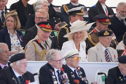 Carlos III y su esposa Camila asisten al acto conmemorativo en el Memorial Británico de Normandía en Ver-sur-Mer (Francia).