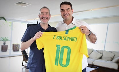 Presidente da CBF recebe o senador Flávio Bolsonaro na sede da confederação.