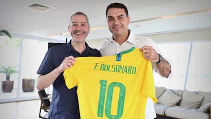 Presidente da CBF recebe o senador Flávio Bolsonaro na sede da confederação.