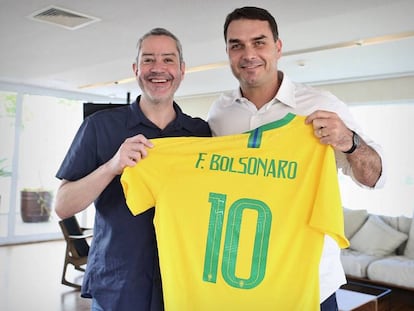 Presidente da CBF recebe o senador Flávio Bolsonaro na sede da confederação.