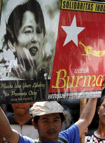 Un defensor de Suu Kyi, durante la manifestación de ayer en Yakarta.