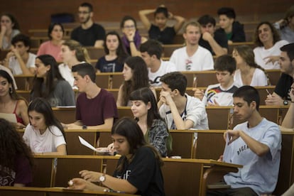 Pruebas de selectividad en la Facultad de Biologia de la UB.