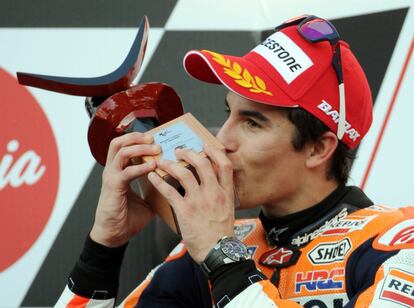 Márquez besa el trofeo que le distingue como segundo clasificado.