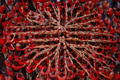 La colla Joves Xiquets De Valls comienza a formar una torre humana durante la competición final.
