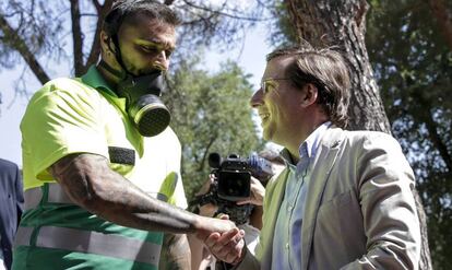 El alcalde Almeida habla con un trabajador en Usera. 