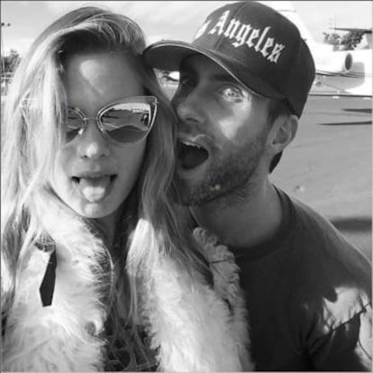 Adam Levine y su pareja, la modelo Behati Prinsloo.