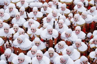 Varios participantes conocidos como 'Gilles' vestidos con el traje tradicional participan en un desfile de carnaval este martes en Binche (Bélgica).