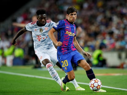 El barcelonista Sergi Roberto perseguido por Alphonso Davies, esta noche.